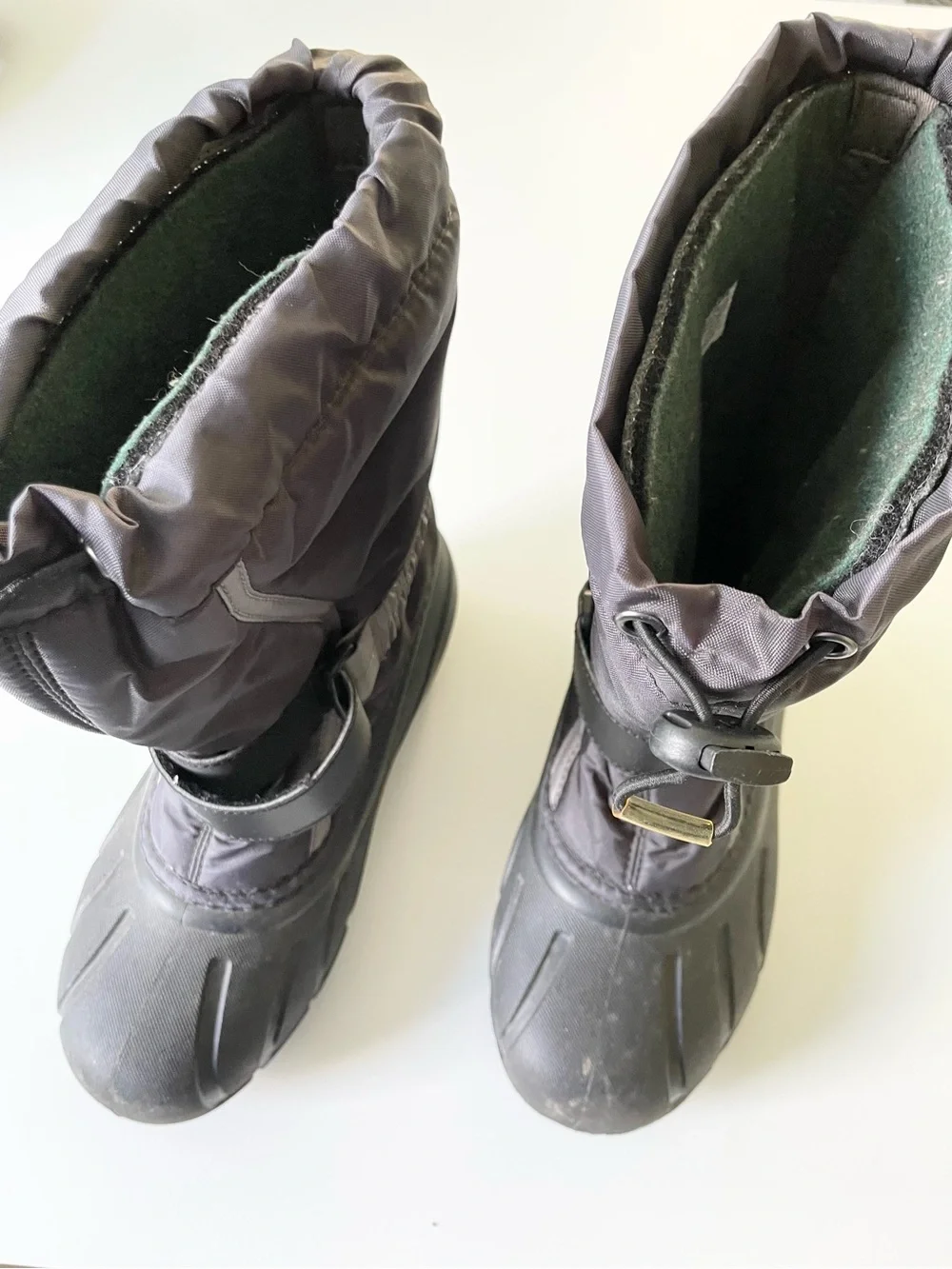 SOREL Flurry Winter Boot (kids) in Black/City Grey size 3 Waterproof Insulated